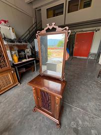 Arredamento antico con specchio