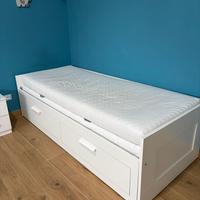 Letto divano estraibile con due cassetti.