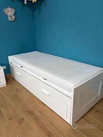 Letto divano estraibile con due cassetti.