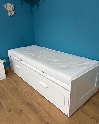 Letto divano estraibile con due cassetti.