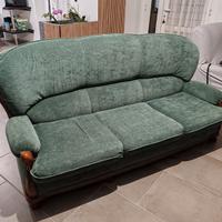 Divano a 3 posti con letto matrimoniale classico.