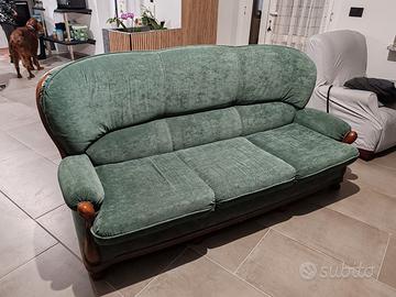 Divano a 3 posti con letto matrimoniale classico.