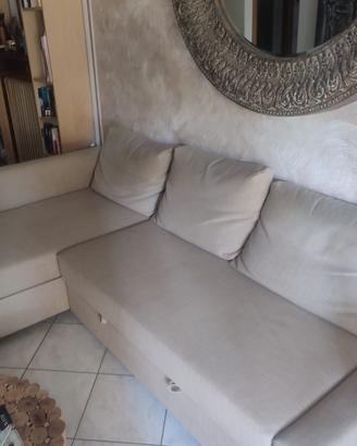 Divano con chaise longue e tavolo con sedie