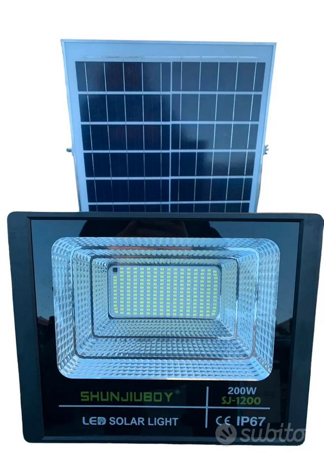 Potentissimo faro solare 400W in sconto: tantissima luce, tutta GRATIS (56€)