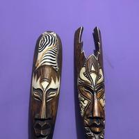 Maschera tribale africana in legno intagliato