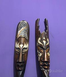 Maschera tribale africana in legno intagliato