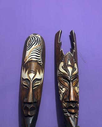 Maschera tribale africana in legno intagliato