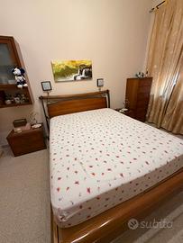 camera da letto matrimoniale in legno ciliegio