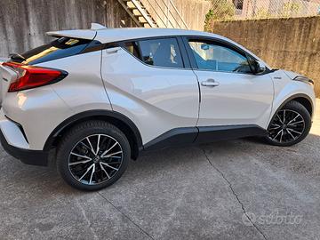 Toyota CH-R  1800 ibrida /benzina color  perla.