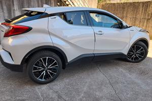 Toyota CH-R  1800 ibrida /benziba color  perla.