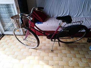bici da donna con cestino rossa