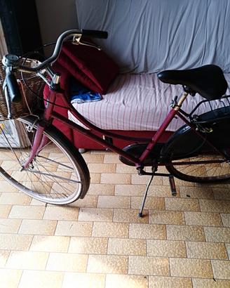 bici da donna con cestino rossa