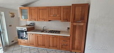 Cucina lineare in legno con elettrodomestici