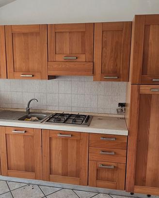 Cucina lineare in legno con elettrodomestici