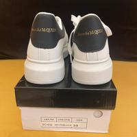 Sneakers Oversized di Alexander McQueen.
