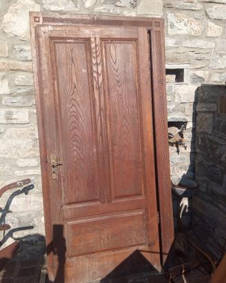 due porte con intelaiatura del 1930 in legno di ca