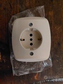 PRESE SCHUKO 2P 16A AVORIO SCATOLA TONDA