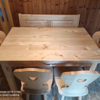 Tavolo, panca e sedie stile tirolese