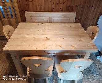 Tavolo, panca e sedie stile tirolese