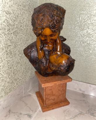 Statua in bronzo della Maternità