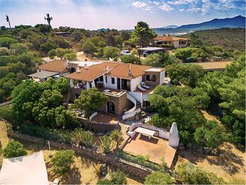 Costa Dorata porzione di villa bifamiliare con vis