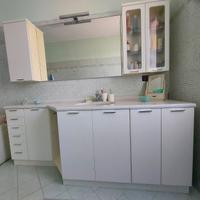 Elegante mobile bagno con top in marmo