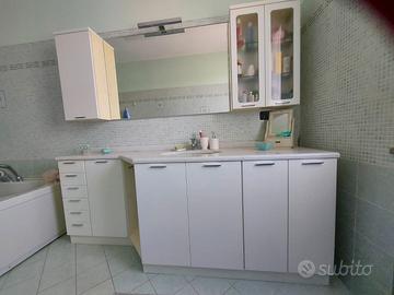 Elegante mobile bagno con top in marmo