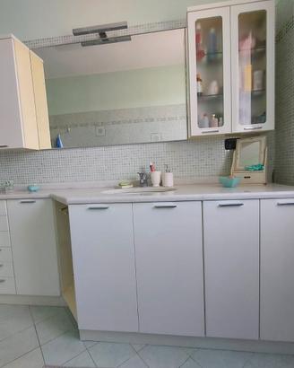 Elegante mobile bagno con top in marmo