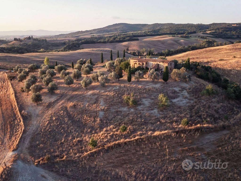 Rustico / Casale di 300 m² con box auto a Asciano - Vista 2