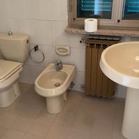 sanitari con wc rotto alla base