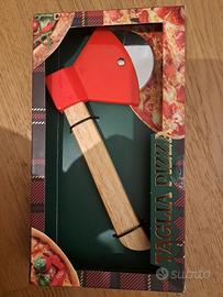 Taglia pizza a forma di accetta