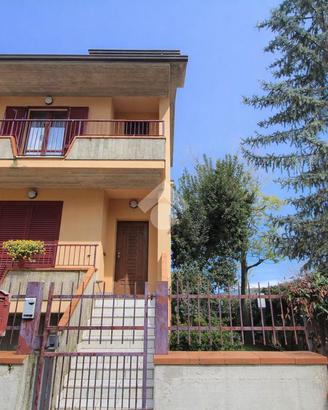 VILLA A SCHIERA A MOSCIANO SANT'ANGELO