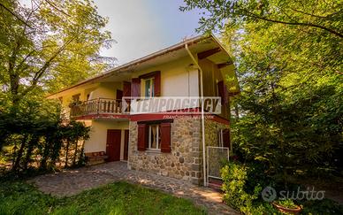 PORZIONE DI CASA A LIGORZANO COM GARAGE E GIARDINO