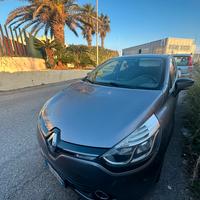 Autovettura Renault clio costume national