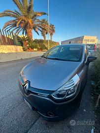 Autovettura Renault clio costume national