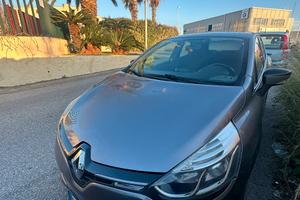 Autovettura Renault clio costume national