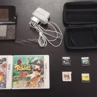 Nintendo 3ds con caricatore, custodia e giochi