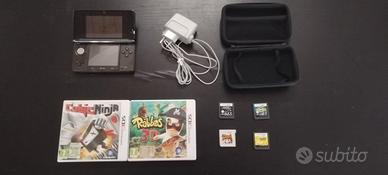 Nintendo 3ds con caricatore, custodia e giochi