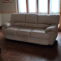 Salotto in pelle composto da due divani e tavolo