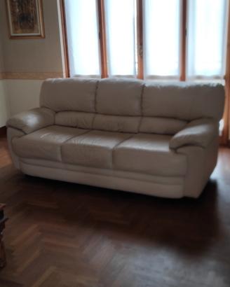 Salotto in pelle composto da due divani e tavolo