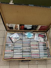 Valigia con circa 200 CD