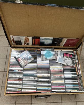 Valigia con circa 200 CD