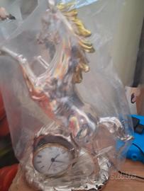 cavallo criniera dotata con orologio