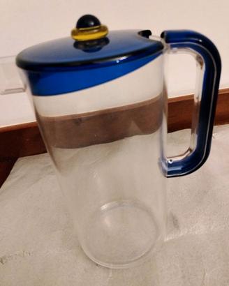 Brocca in plastica Guzzini da 2 litri.