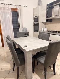 Cucina, tavolo con sedie, letto , scarpiera