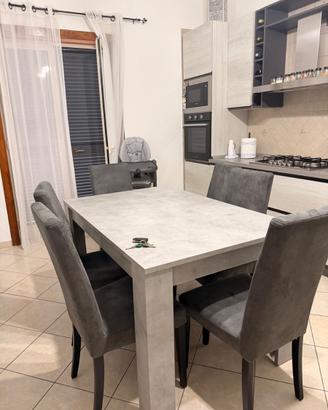 Cucina, tavolo con sedie, letto , scarpiera