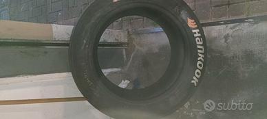 Pneumatico da corsa hankook usato con cordolo