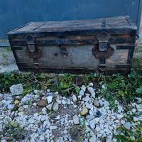 Bauletto antico con rinforzi in ferro. 