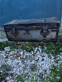 Bauletto antico con rinforzi in ferro. 