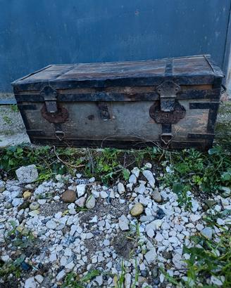 Bauletto antico con rinforzi in ferro. 